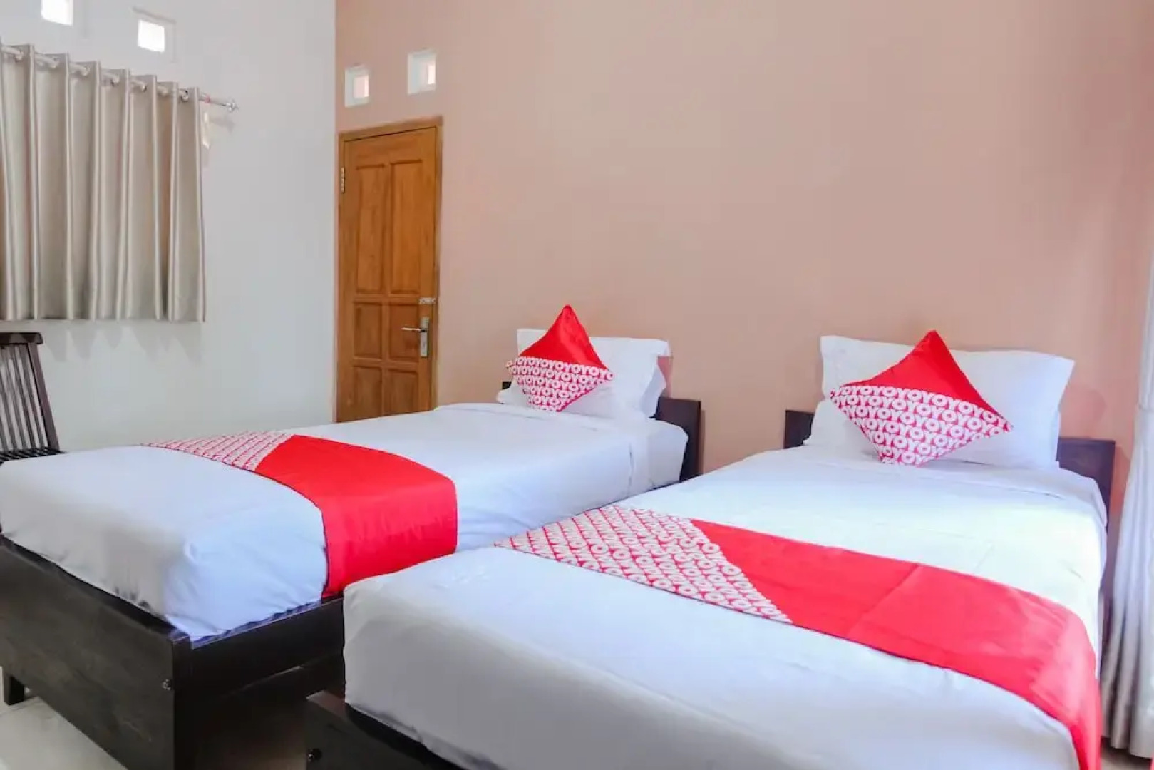 OYO 1306 Kraton Mas Family Residence