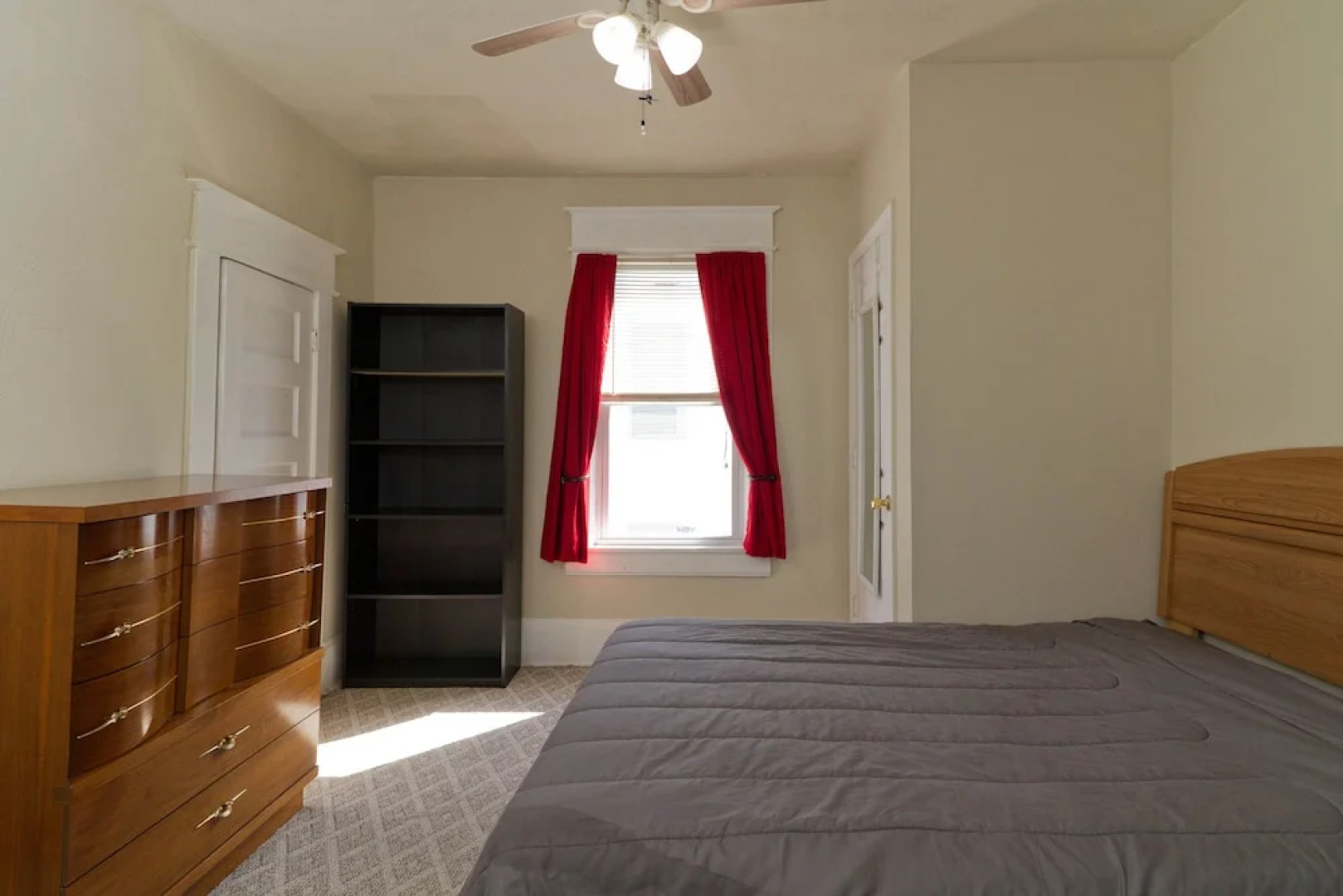 Fully Furnished 4-bedroom Located on a Quiet Block