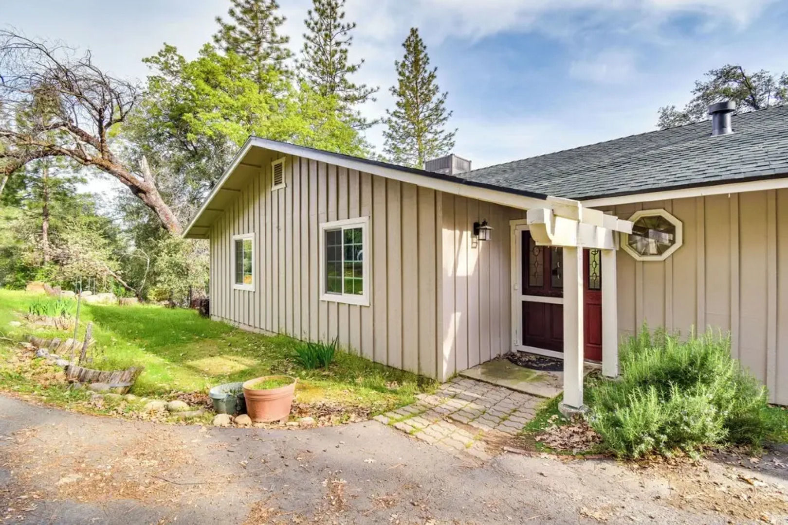 Sierra Serenity: Scenic Mtn Escape w/ Game Room