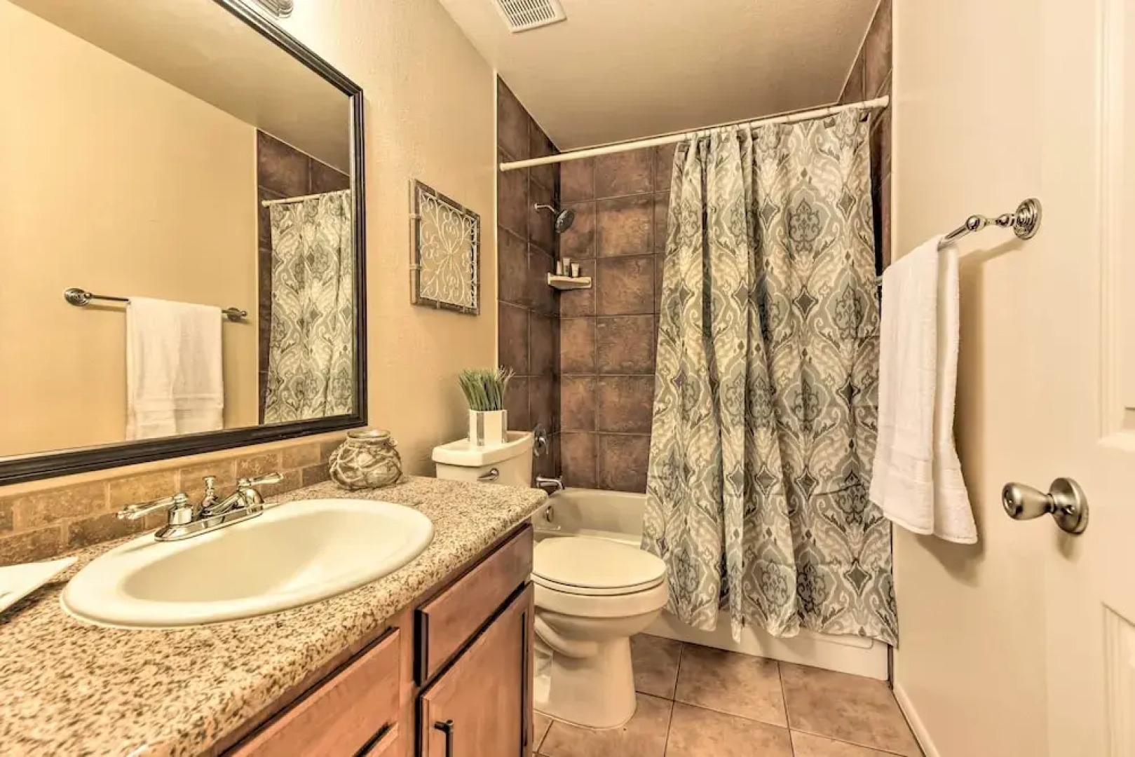 Family Home - Walk to Golf Course & Park