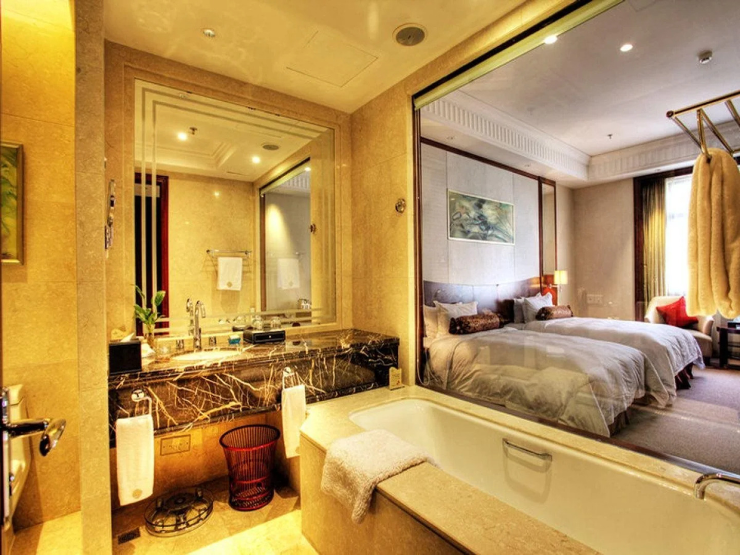 Longqi Jianguo Hotel