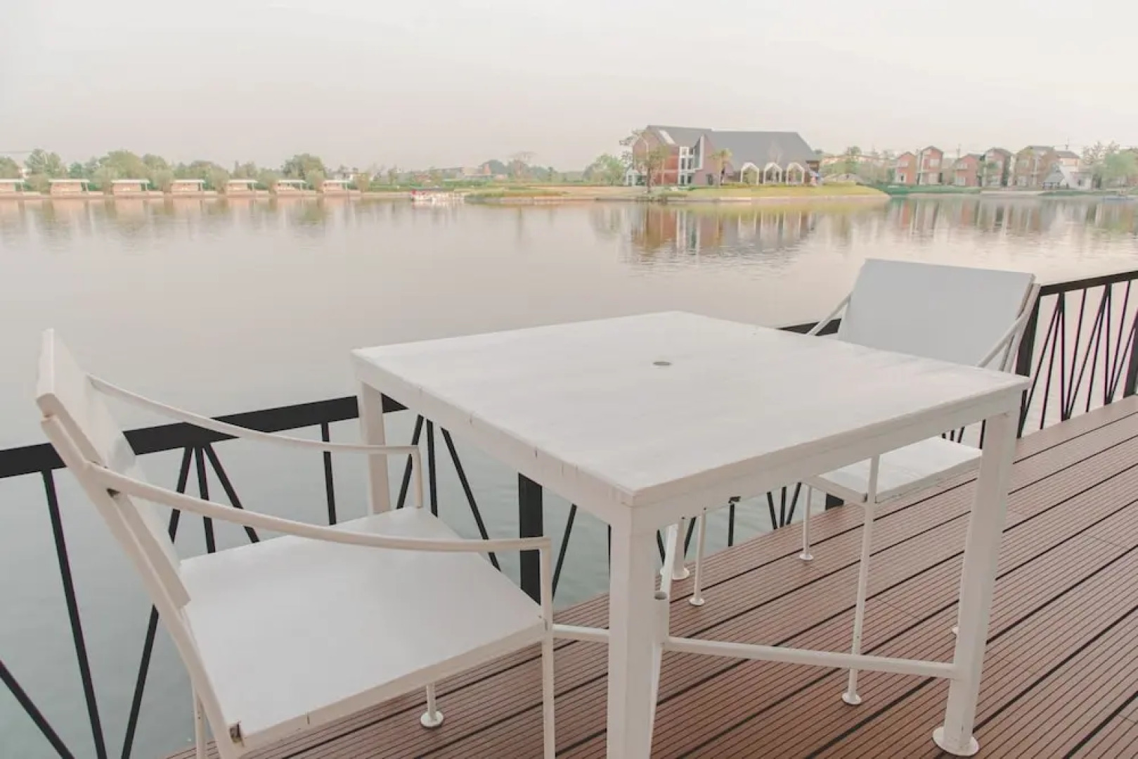 Saksiam Lakeside Resort