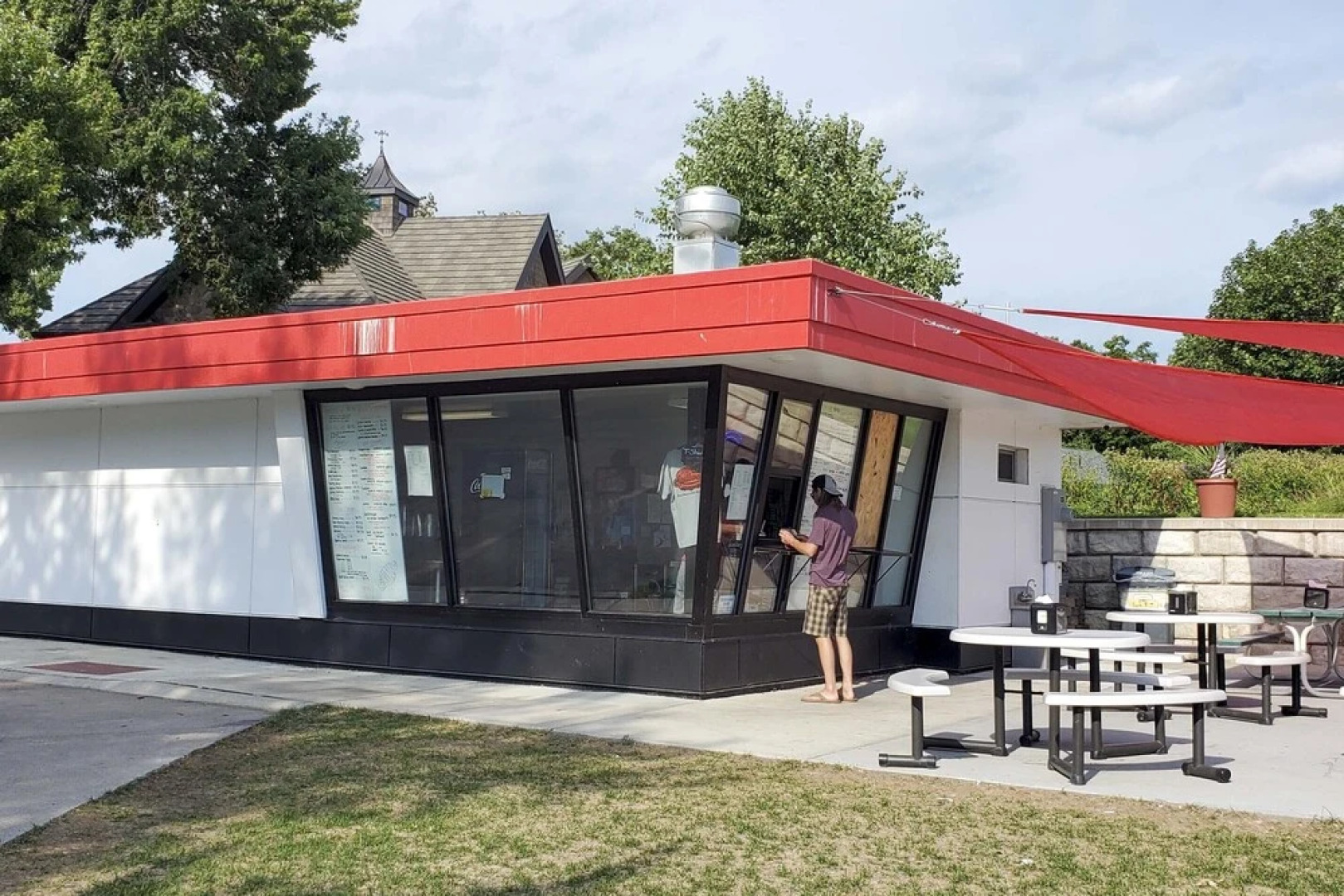 Dtwn Stunning Spirit Lake Escape - Walk to Shore!