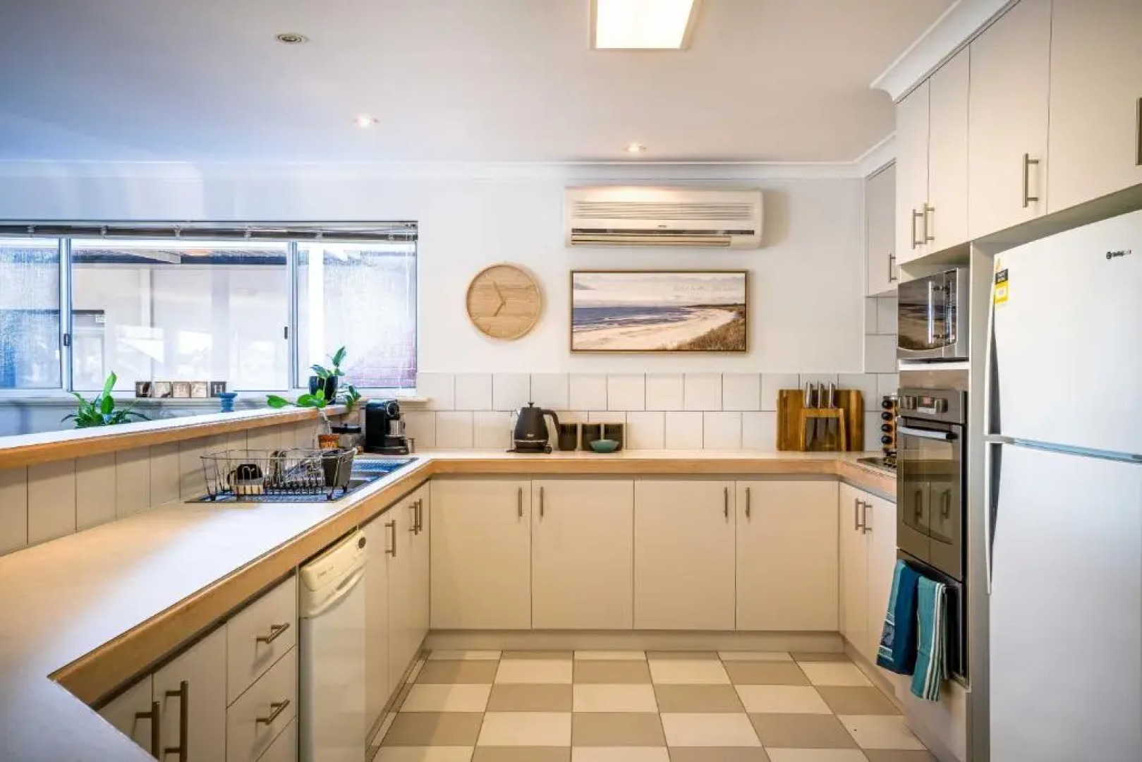 Mandurah Canal Beach House- 5 Mins Beach, Golf Course, City Centre, Parks