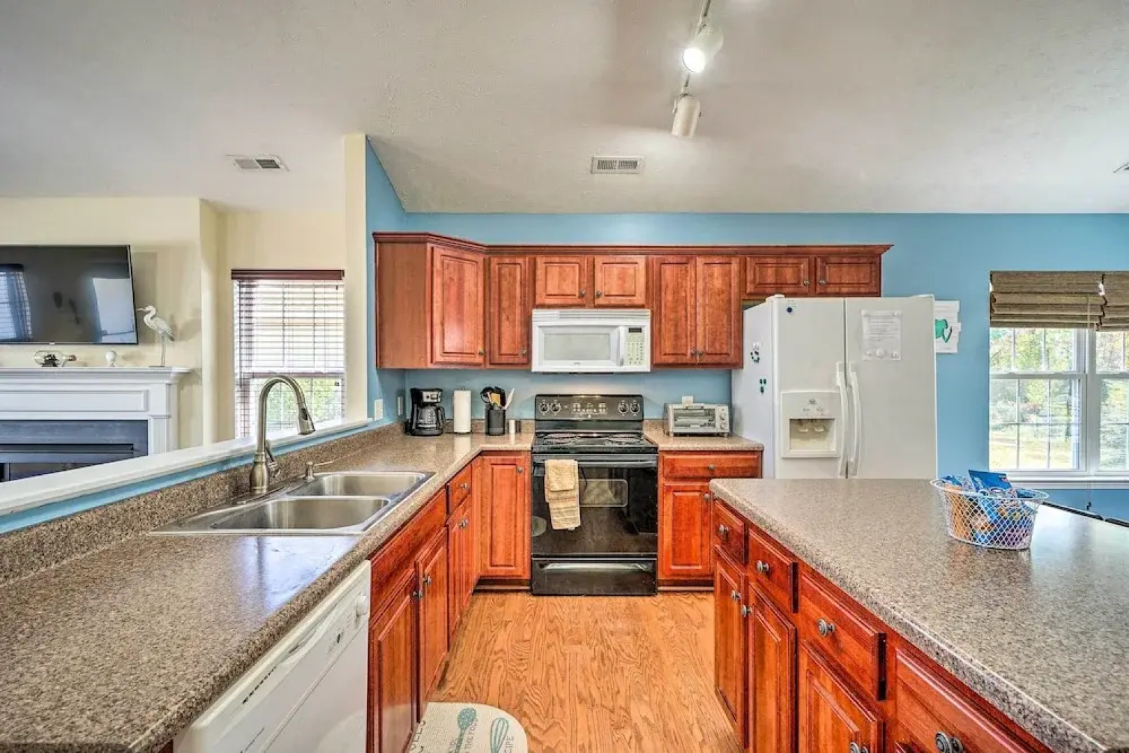 Shore2please: 4 Mi to Beach & Boat Rentals!