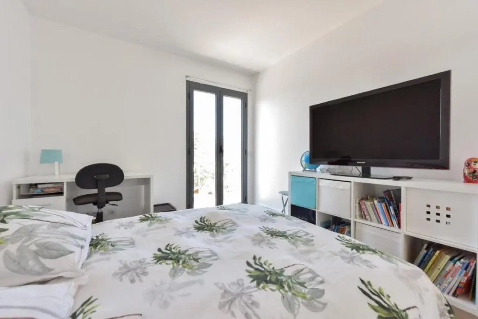 RARE Contemporary Villa with Swimming Pool & Jacuzzi 10 Minutes from