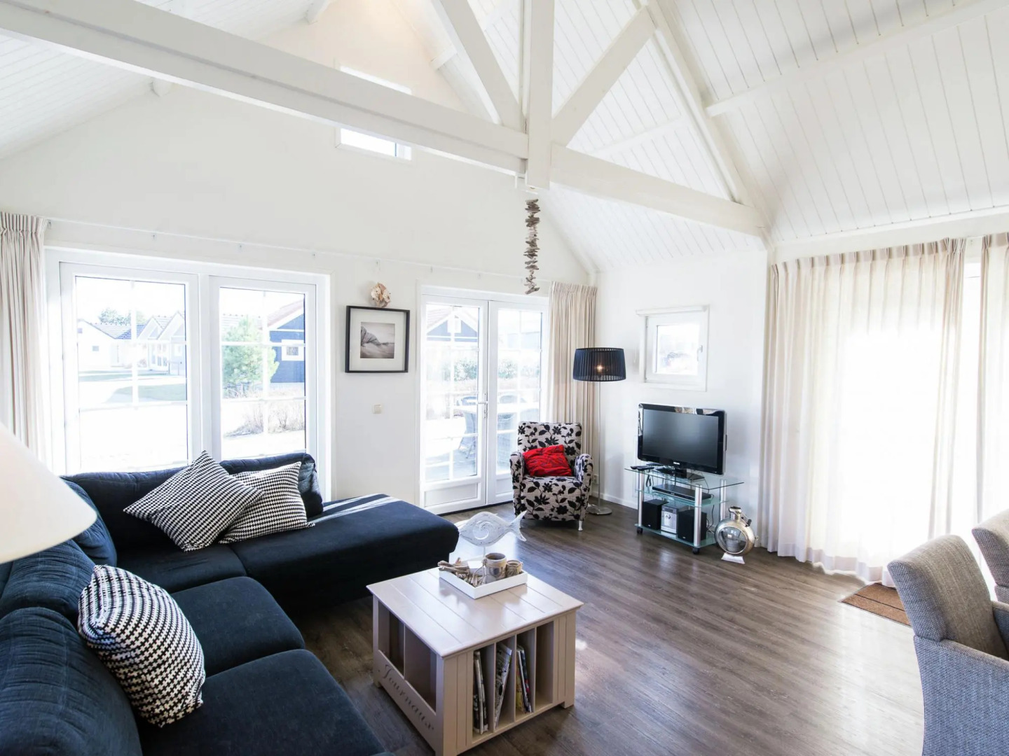 Thatched Holiday Home With two Bathrooms Near the Sea