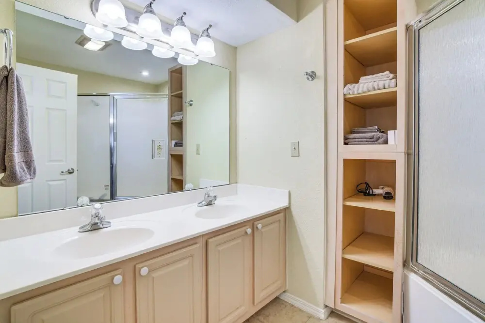 Resort Hot Tub Access! Table Rock Lake Condo