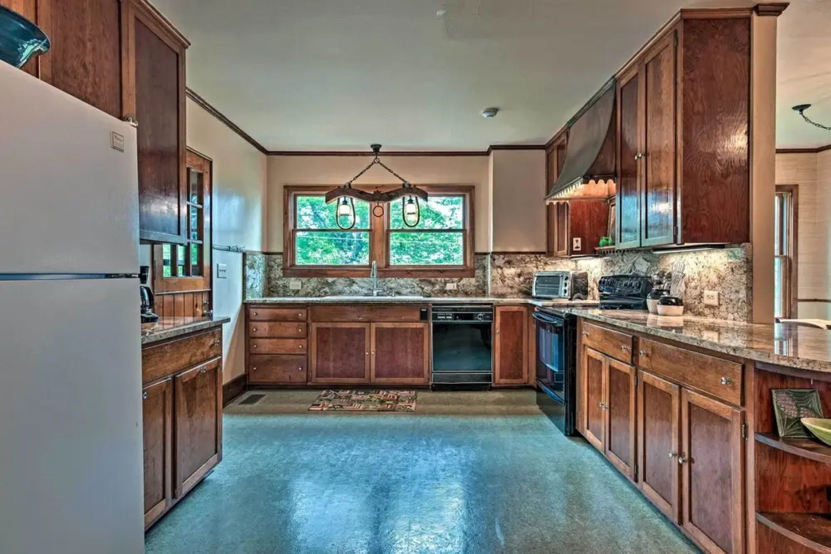 Amazing Historic Home w/ Stunning Mountain Views!