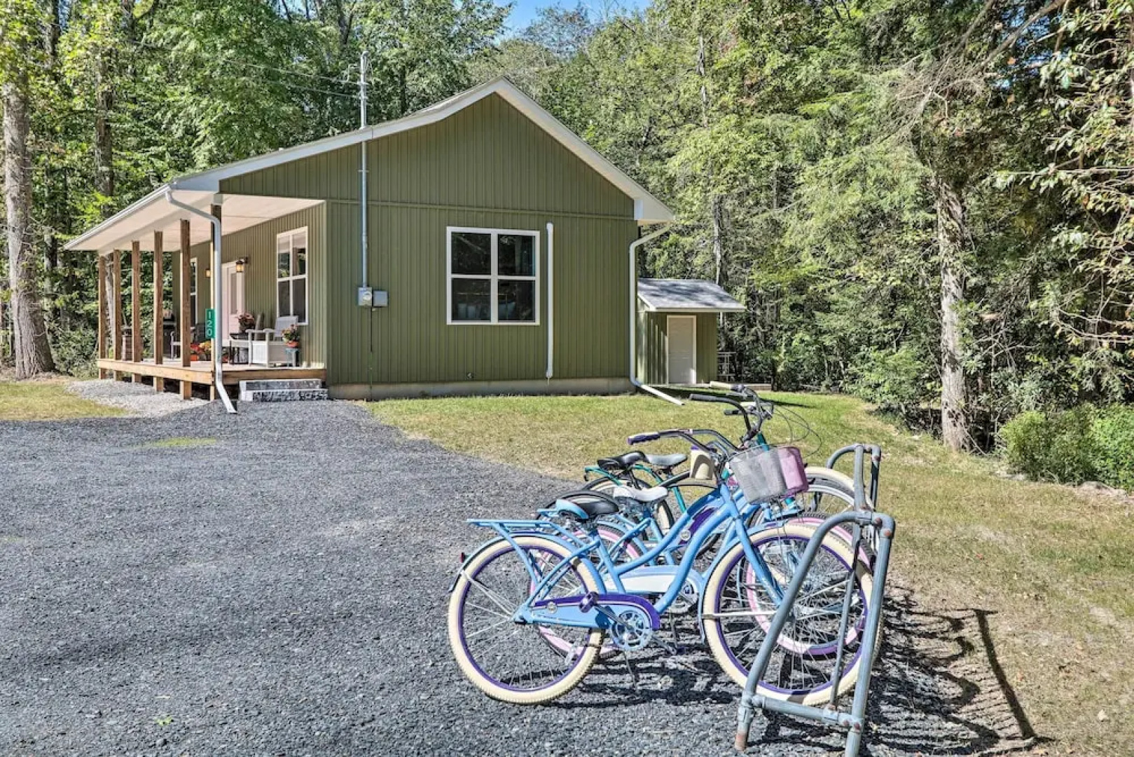 16 Mi to Ski Slopes! Creekside Poconos Cottage