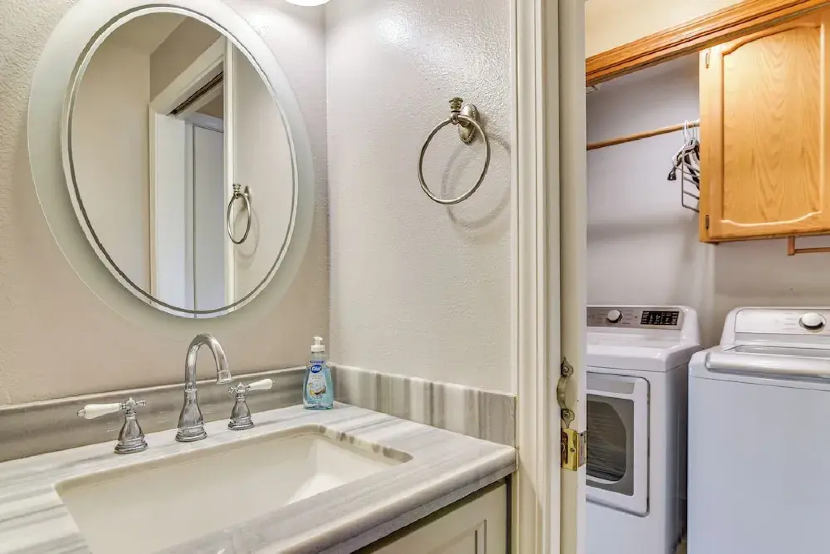 Private Outdoor Space 9 Mi to Downtown Vancouver!