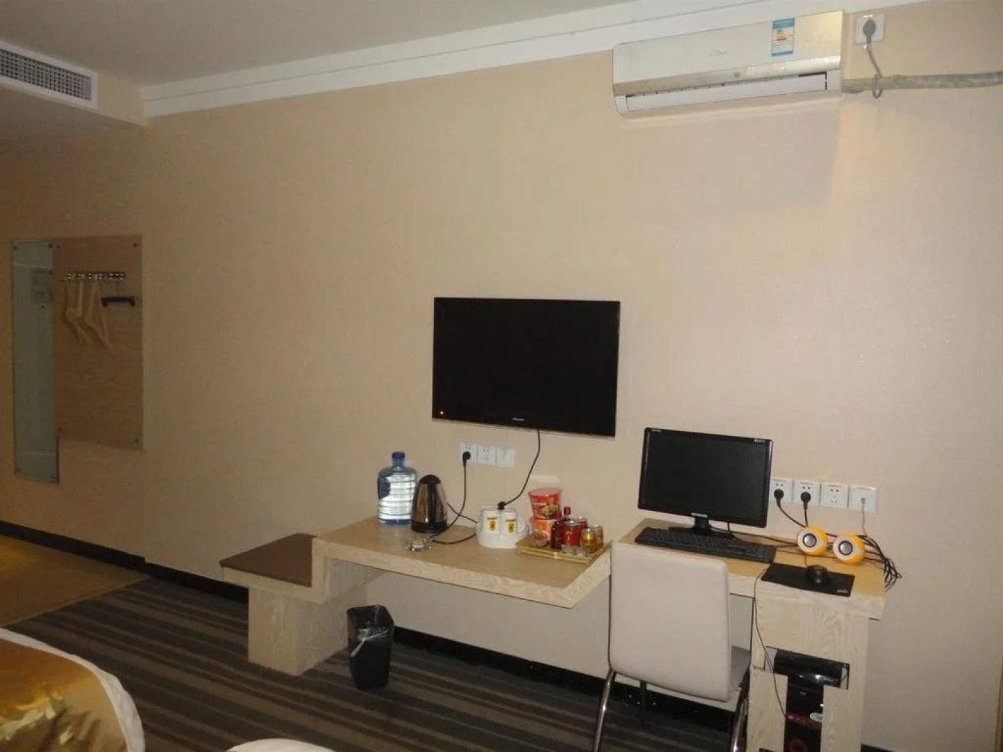 Super 8 by Wyndham Linqing Bus Station