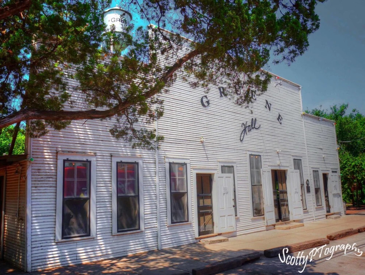 River Rd. Treehouses- Robins Roost