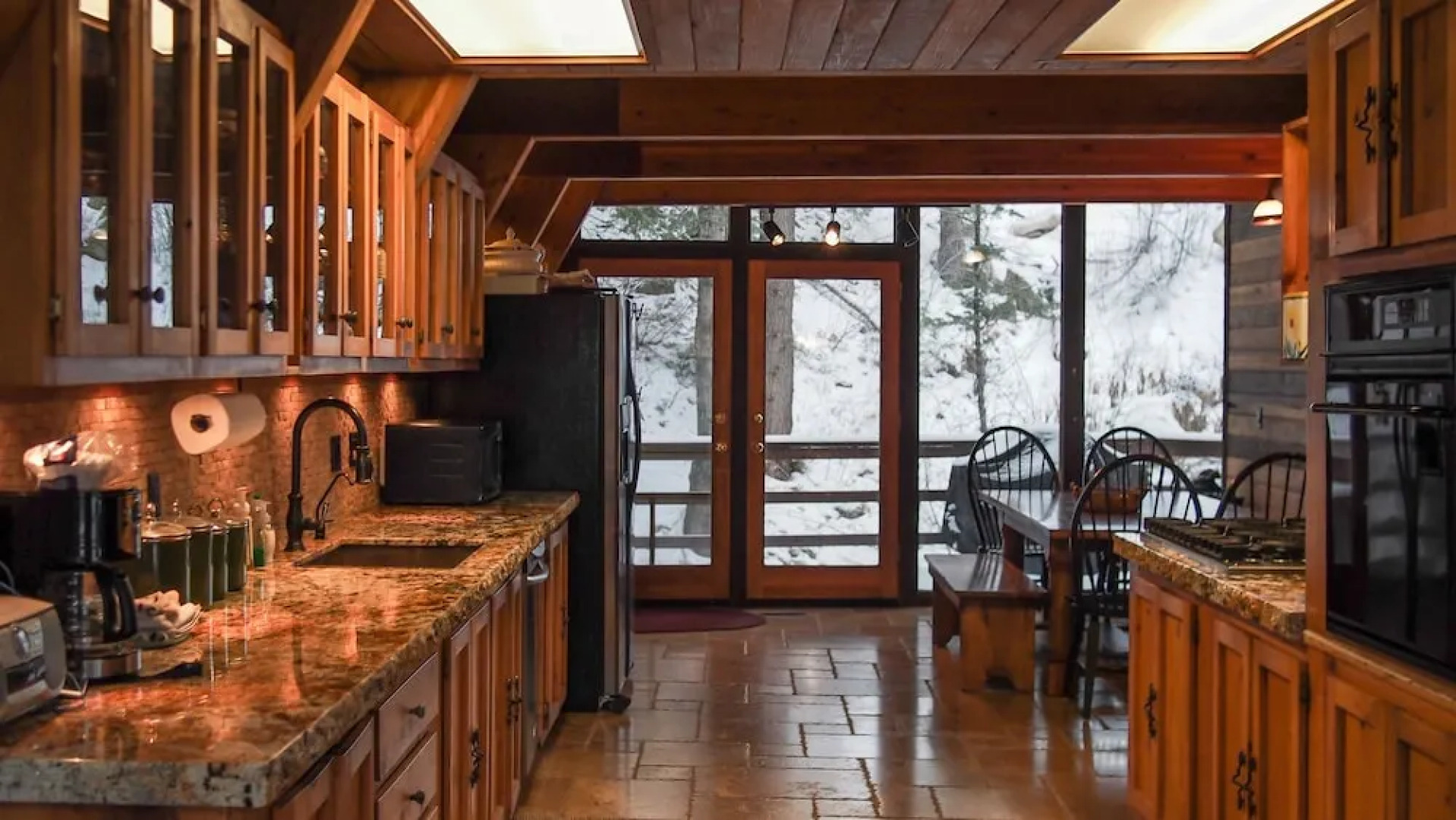 White Pines 4-BD Cabin in the Woods -- Easy Access in Summit Park