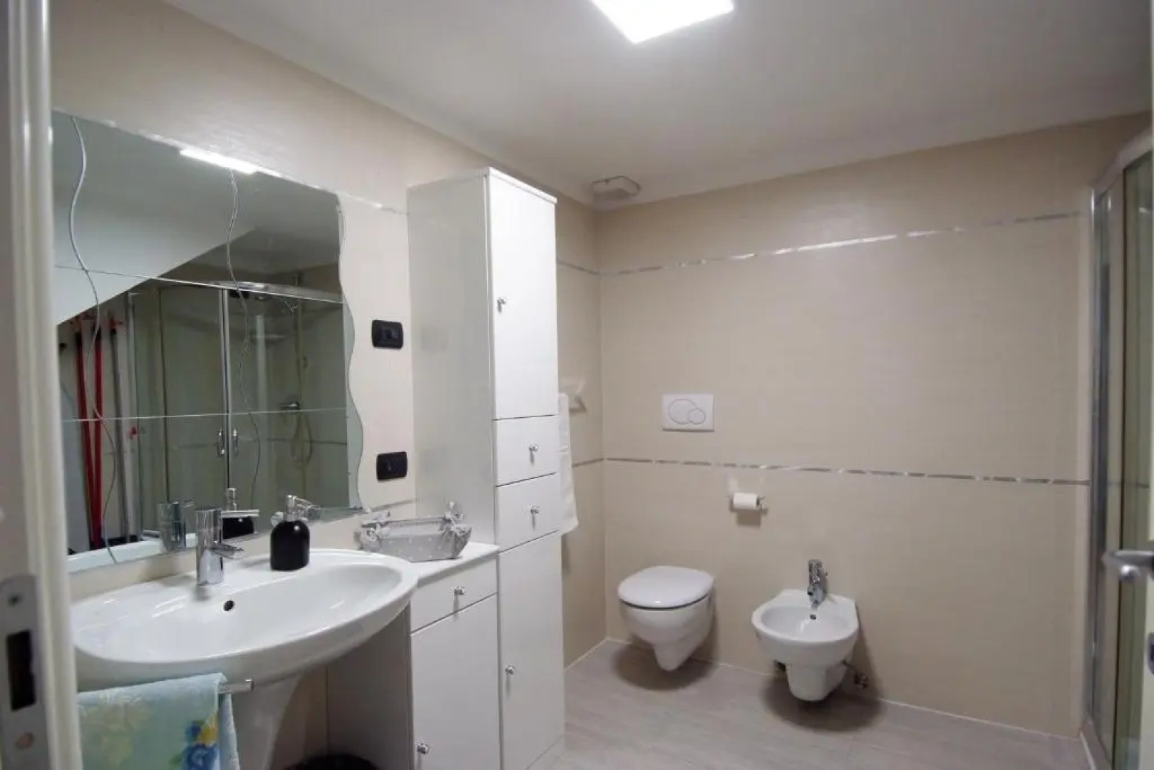 White Residence Apartment