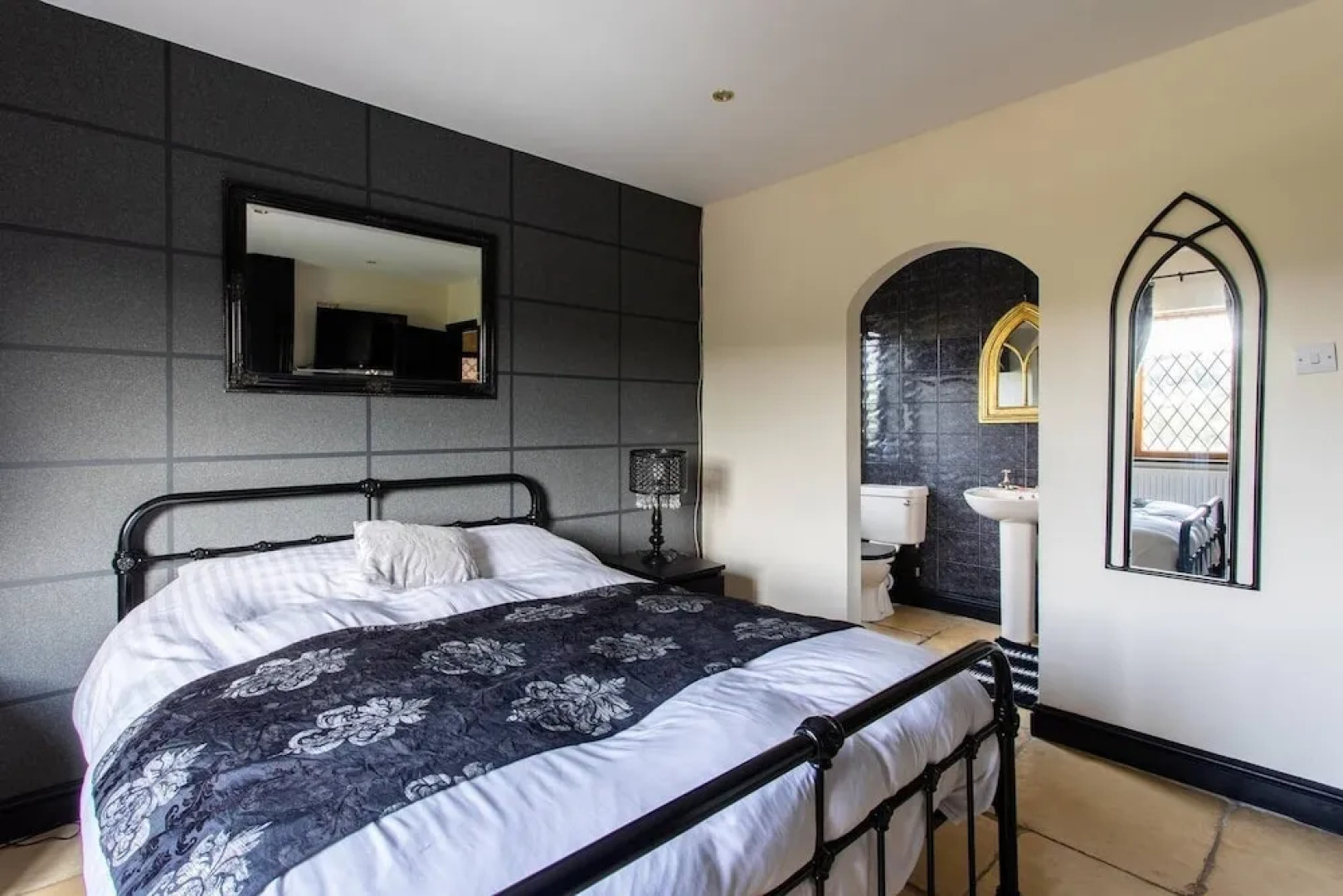 4 Bed House with Swimming pool and Sauna