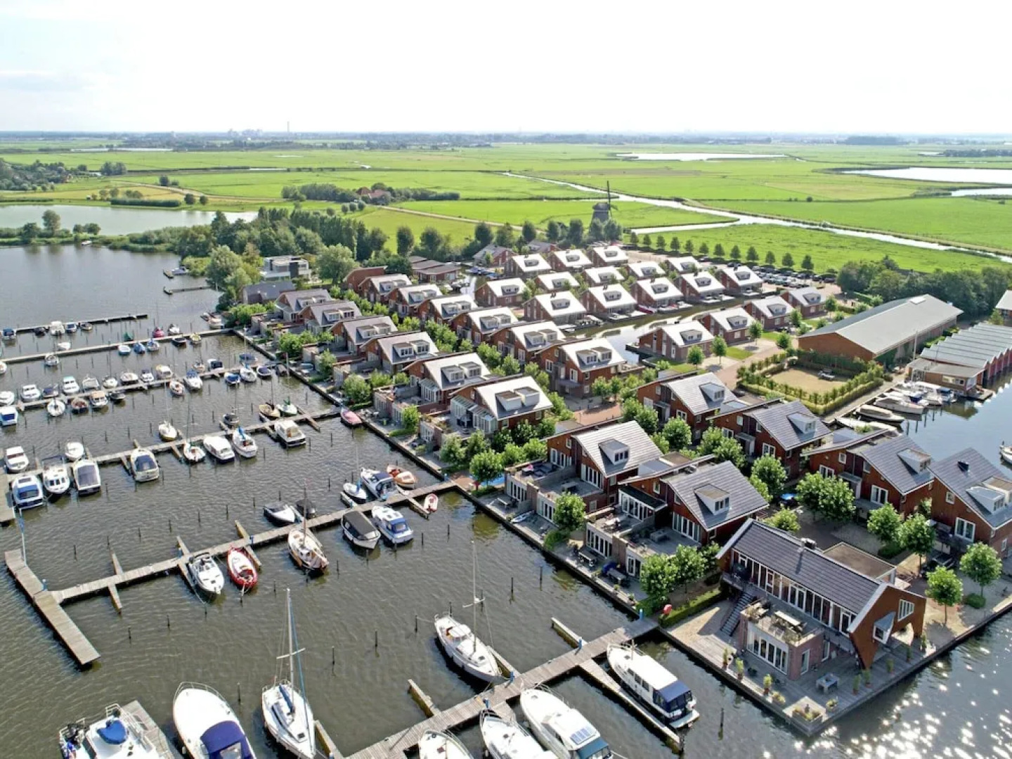 Modern Houseboat With air Conditioning Located in Marina