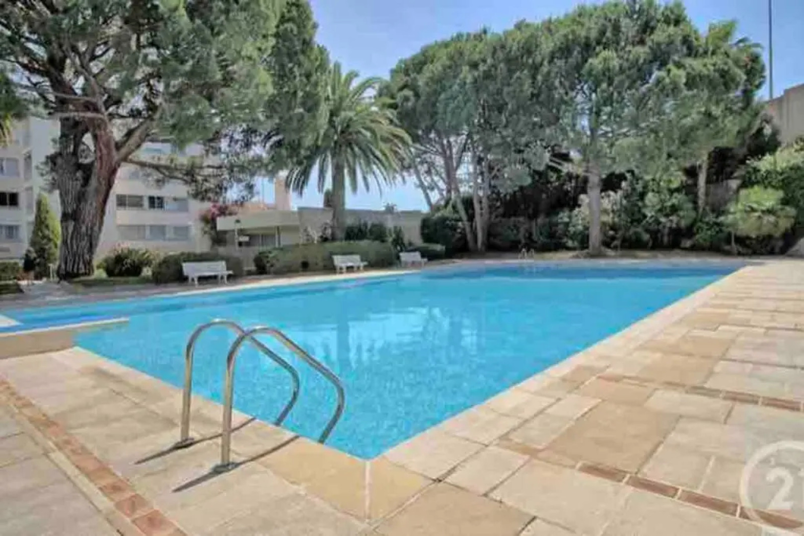 GOLFE JUAN Studio dans résidence avec piscine