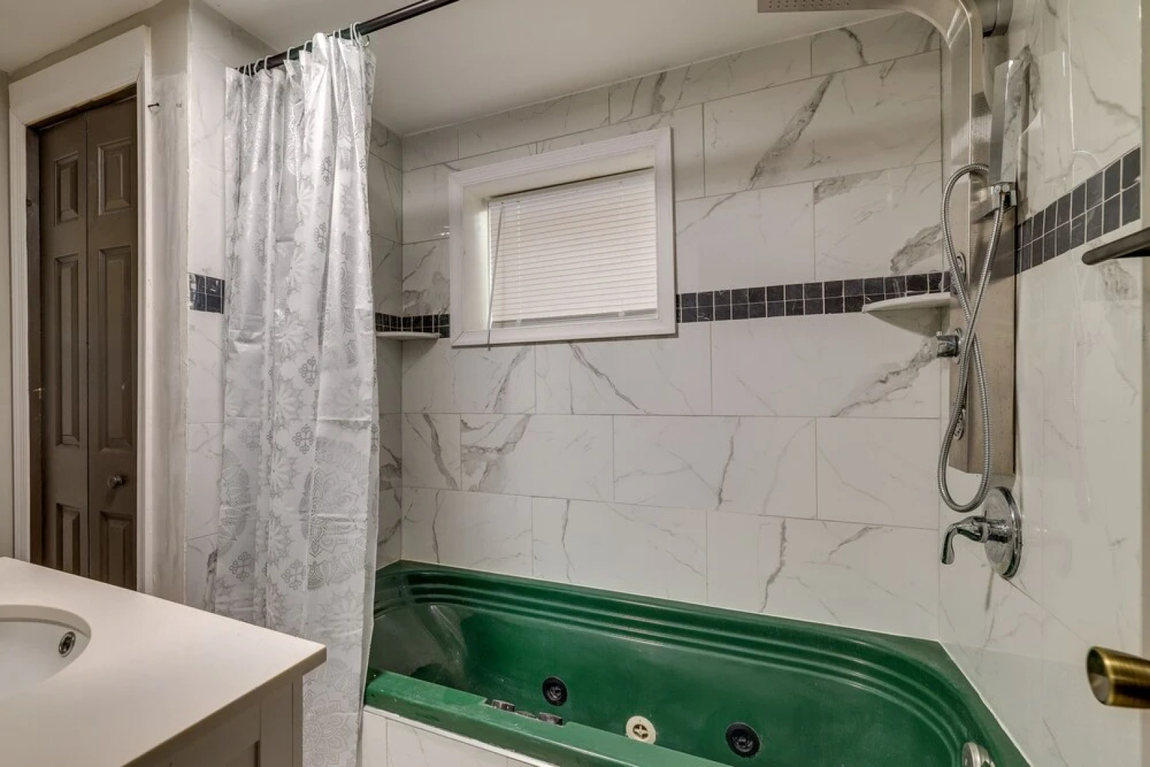 Pet-friendly Tobyhanna Retreat w/ Deck & Playset!