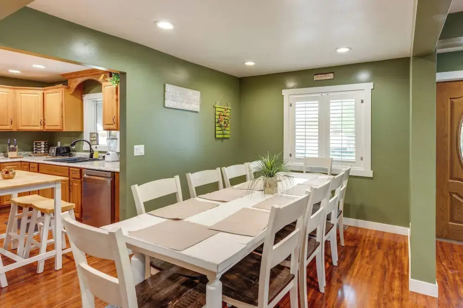 Deck w/ Hot Tub: Ashton 'cozy Cub Cabin'