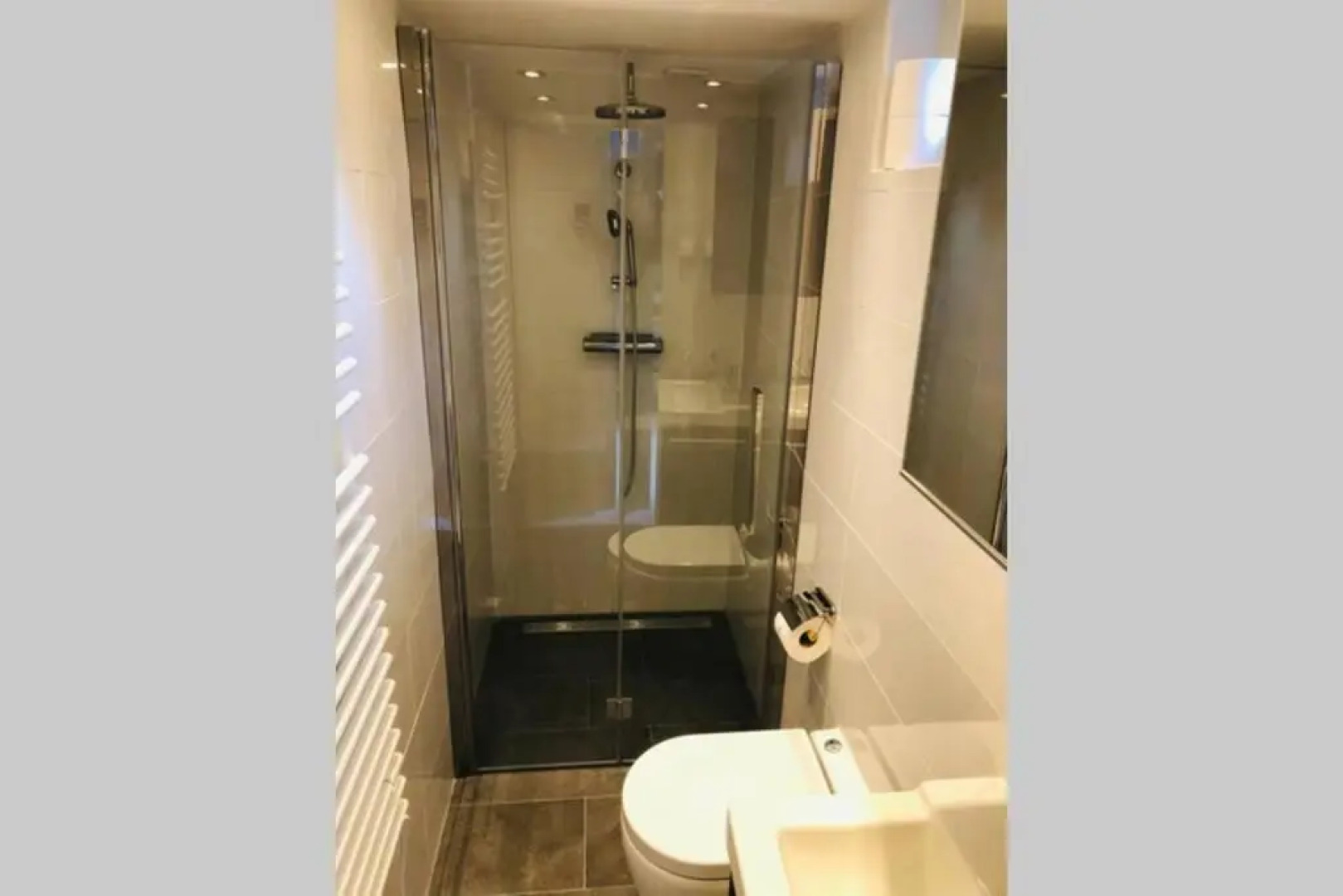 Tiny house in tuin van de statige villa Mariahof