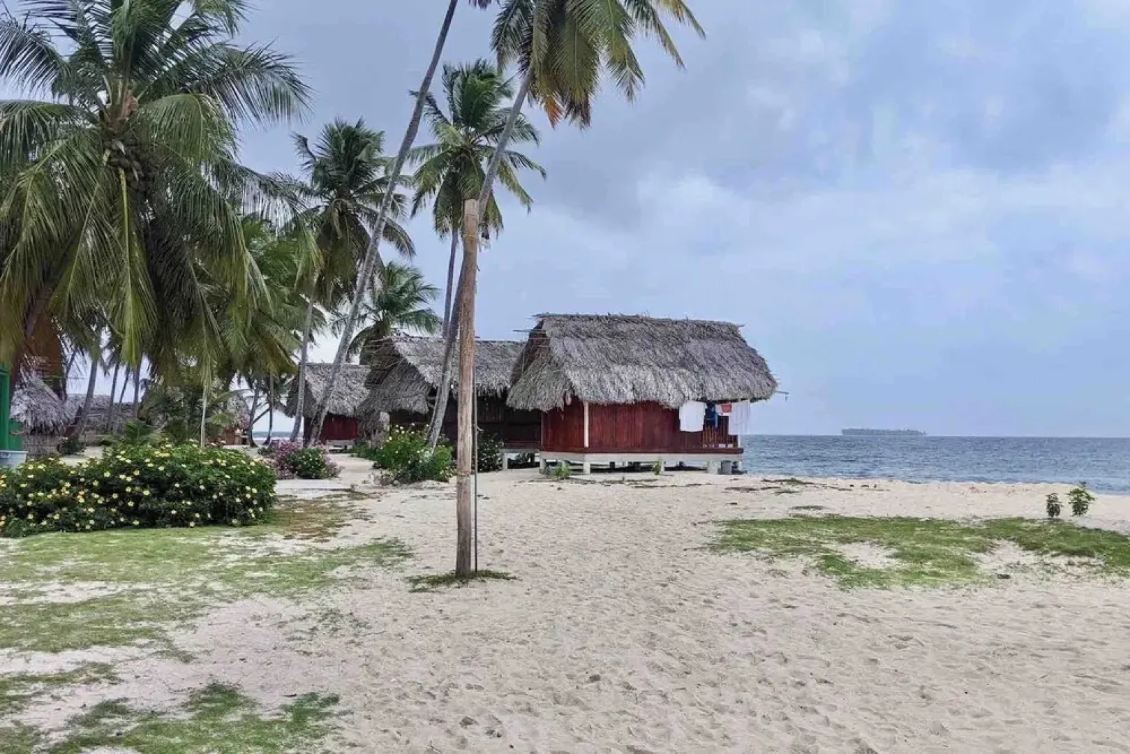 Cabins on paradise San Blas island