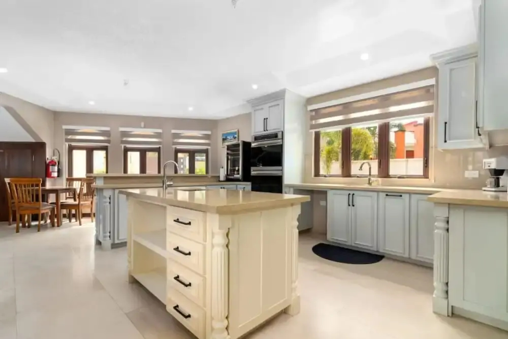 Luxury Oceanfront Villa in Tower Isle
