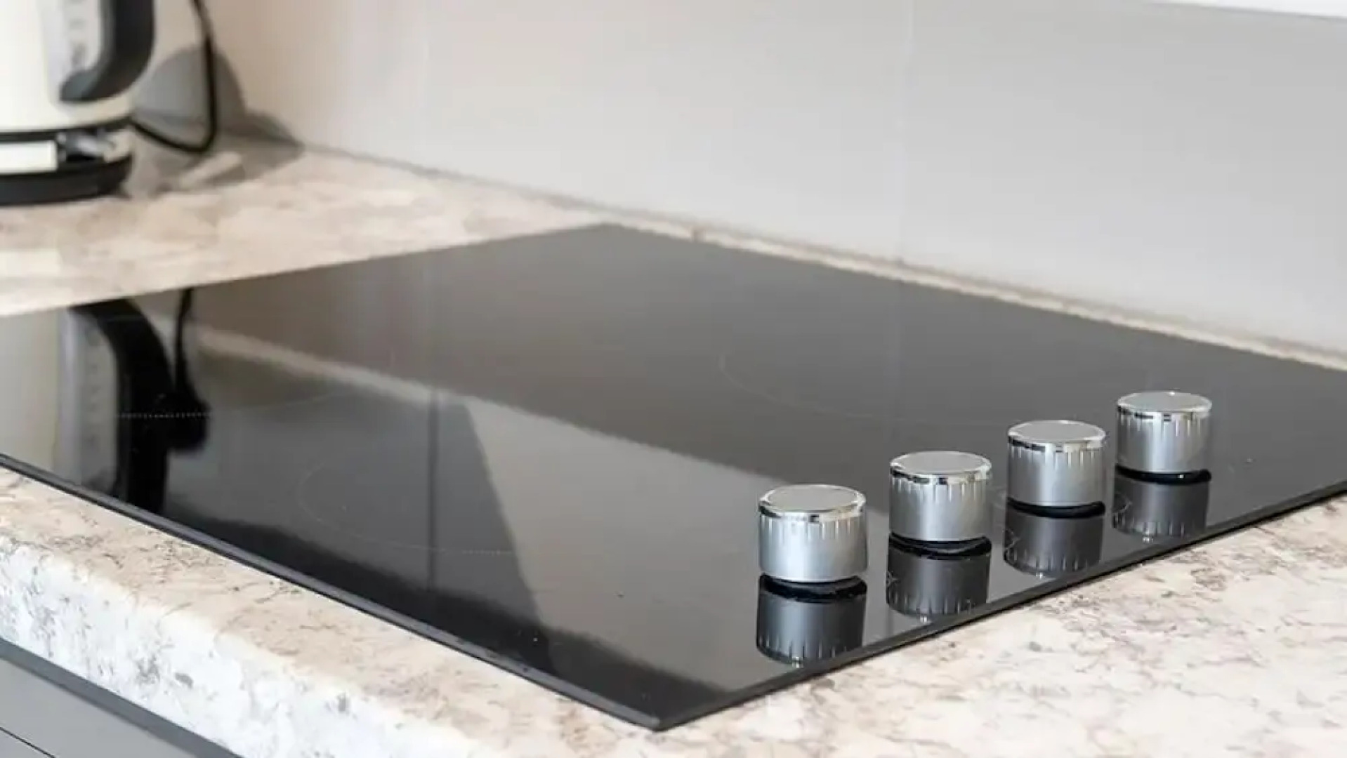 Gwylan Apartment in Penrhyn Bay, Modern and Beautifully Presented