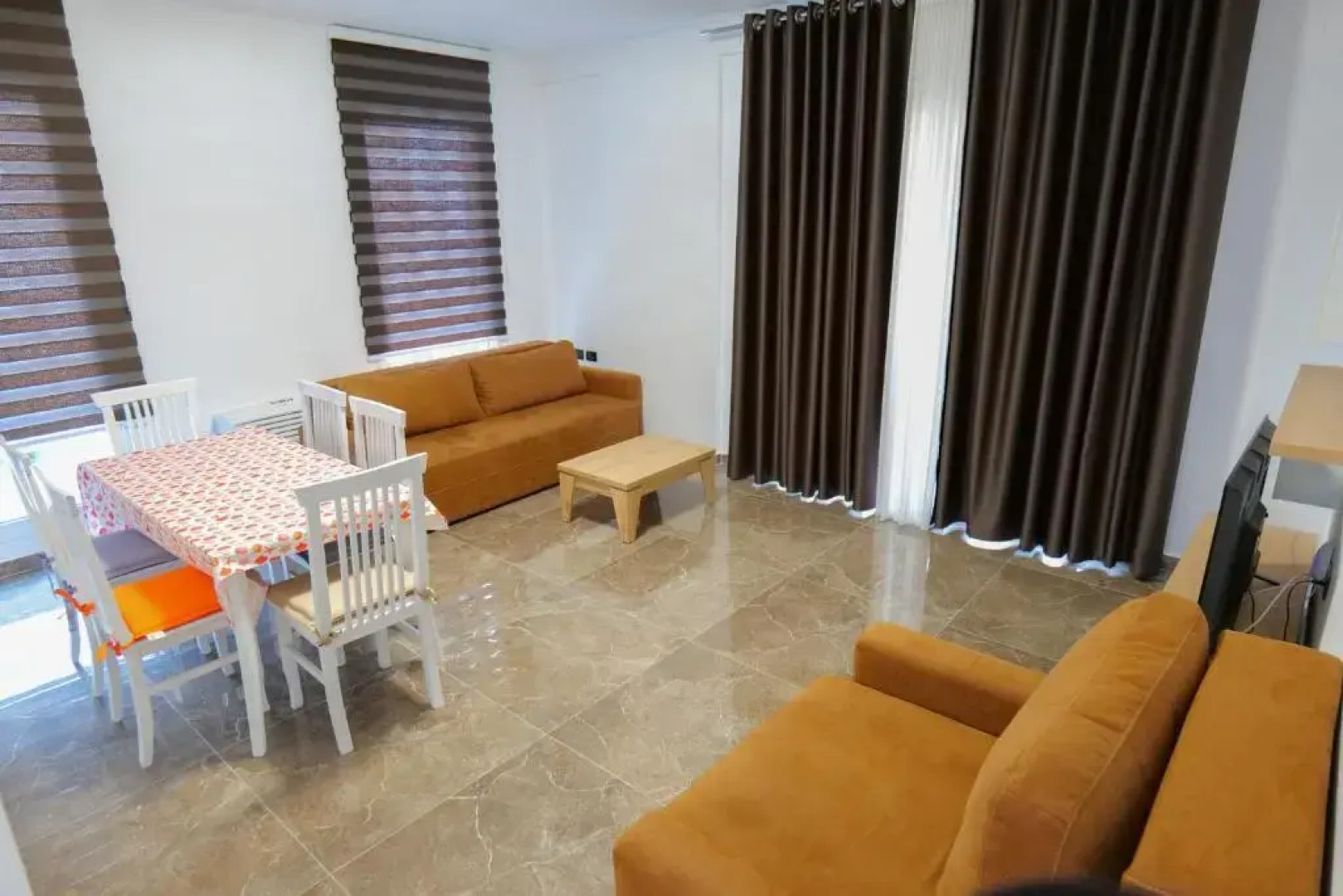 The Peak Hotel & Lounge