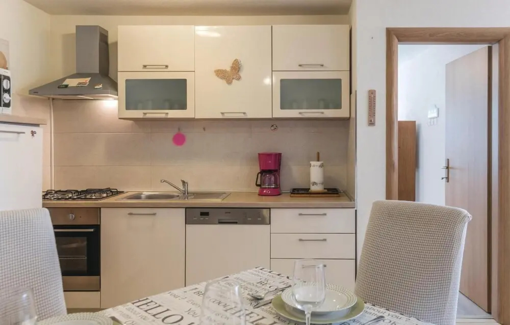 Stunning Home in Novigrad With Wifi and 4 Bedrooms