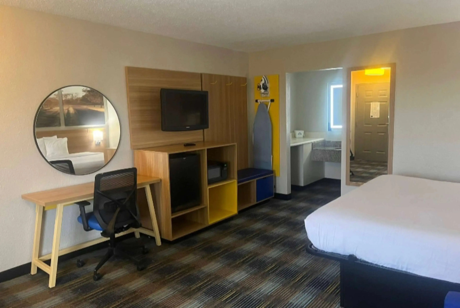 Days Inn & Suites by Wyndham Mobile