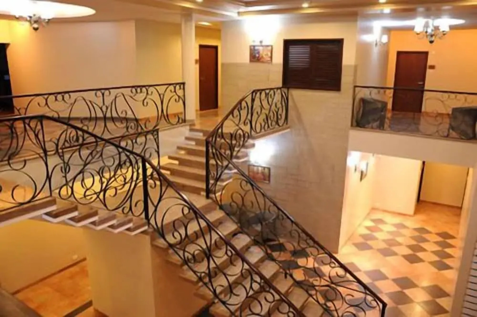 Confident Amoon - The Glamour Spa and Resort