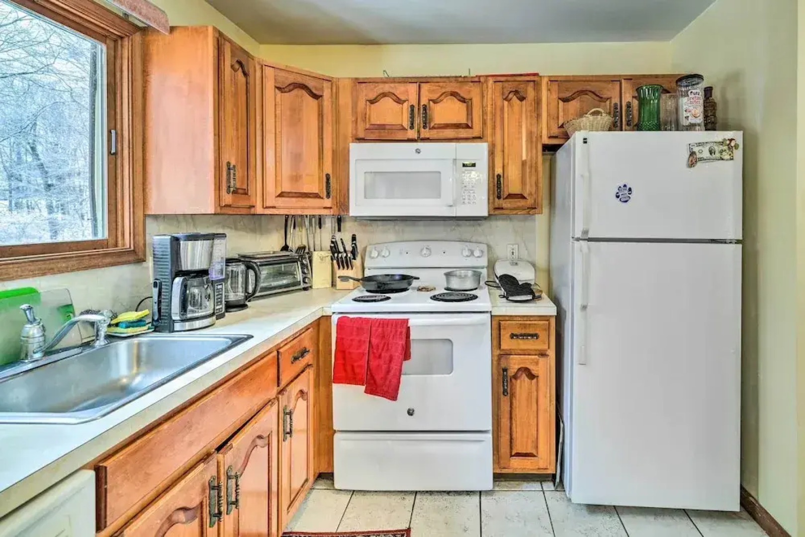 Hot Tub + Deck: Pet-friendly Poconos Getaway!