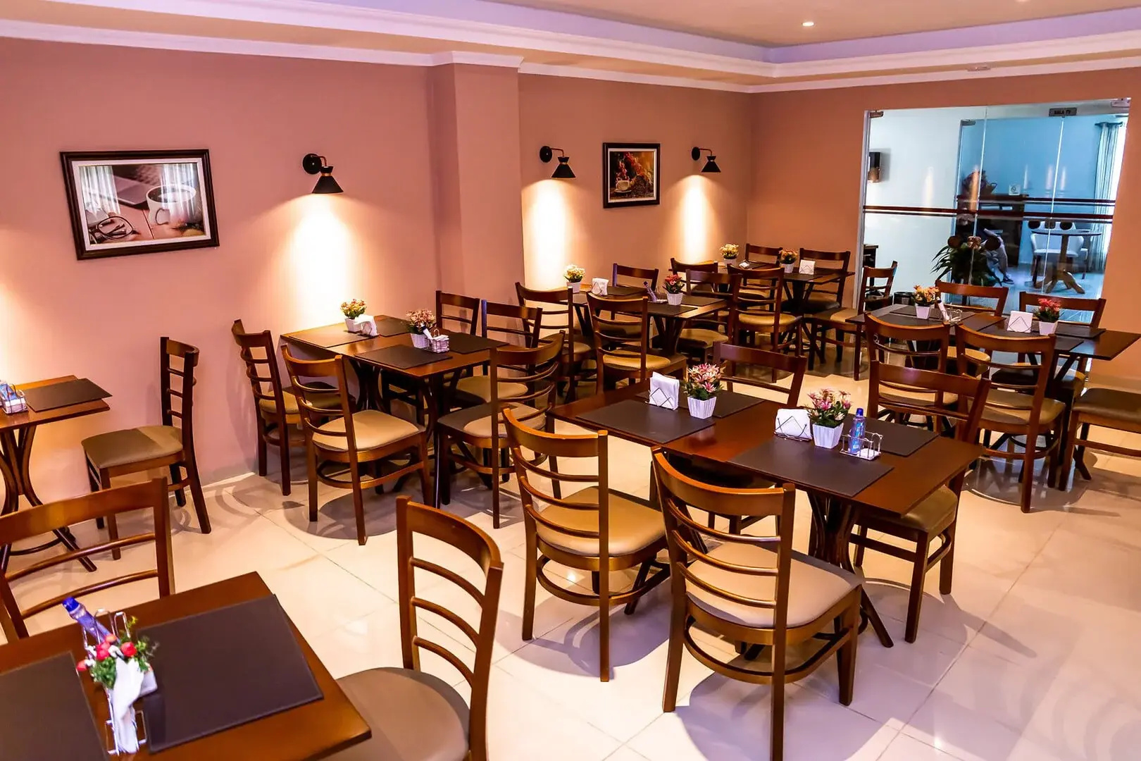 Ellus Hotel