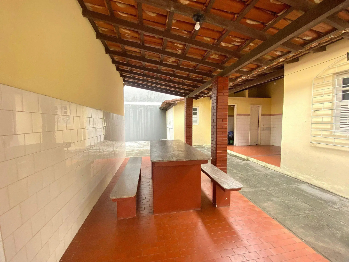 Casa 5 quartos, ampla, a 100 metros da praia. Amigos e família são bem vindos a essa casa. Venha viver momentos inesquecíveis aqui.