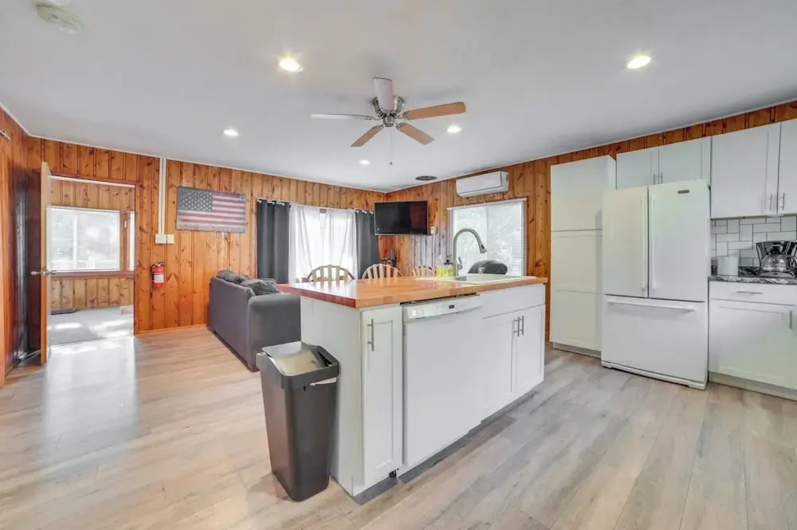 Quiet Family Home w/ Yard < 1 Mi to Houghton Lake!