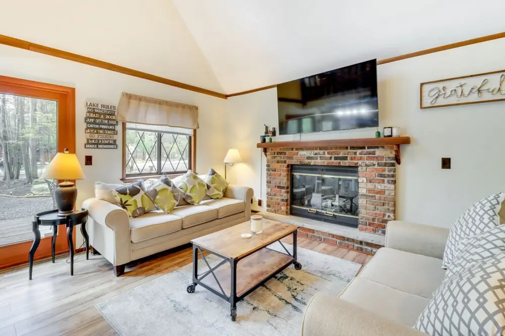 6 Mi to Lake Wallenpaupack: Poconos Getaway!