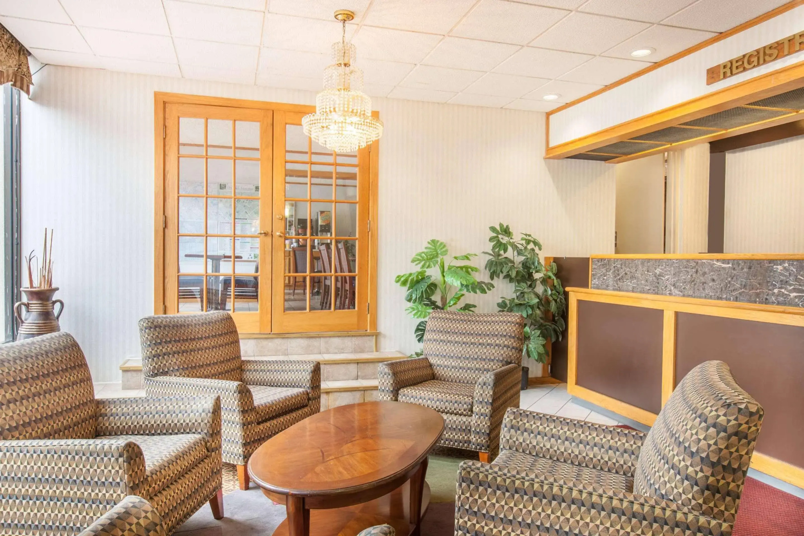 Schenectady Inn & Suites