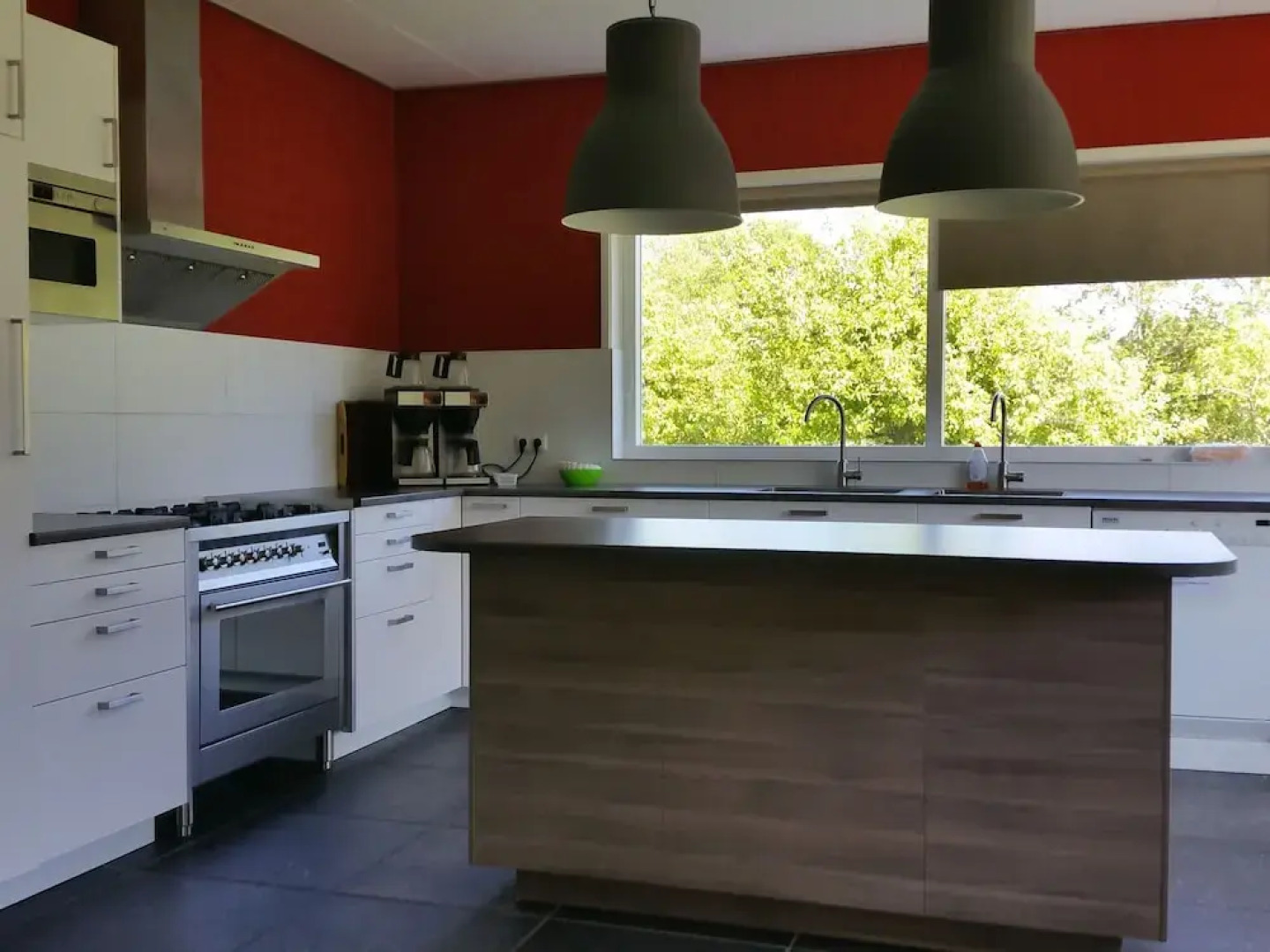 Beautiful Group Accommodation With Facilities Near the sea