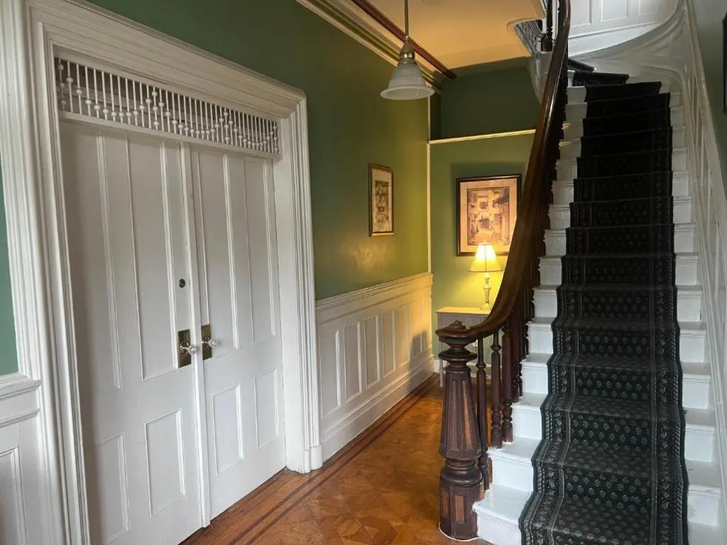 1 Br Private Victorian Apt in Convenient City Location on Half Acre Sleeps 4