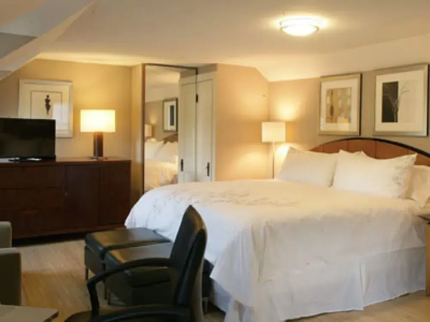 Mooncussers Tavern and Inn