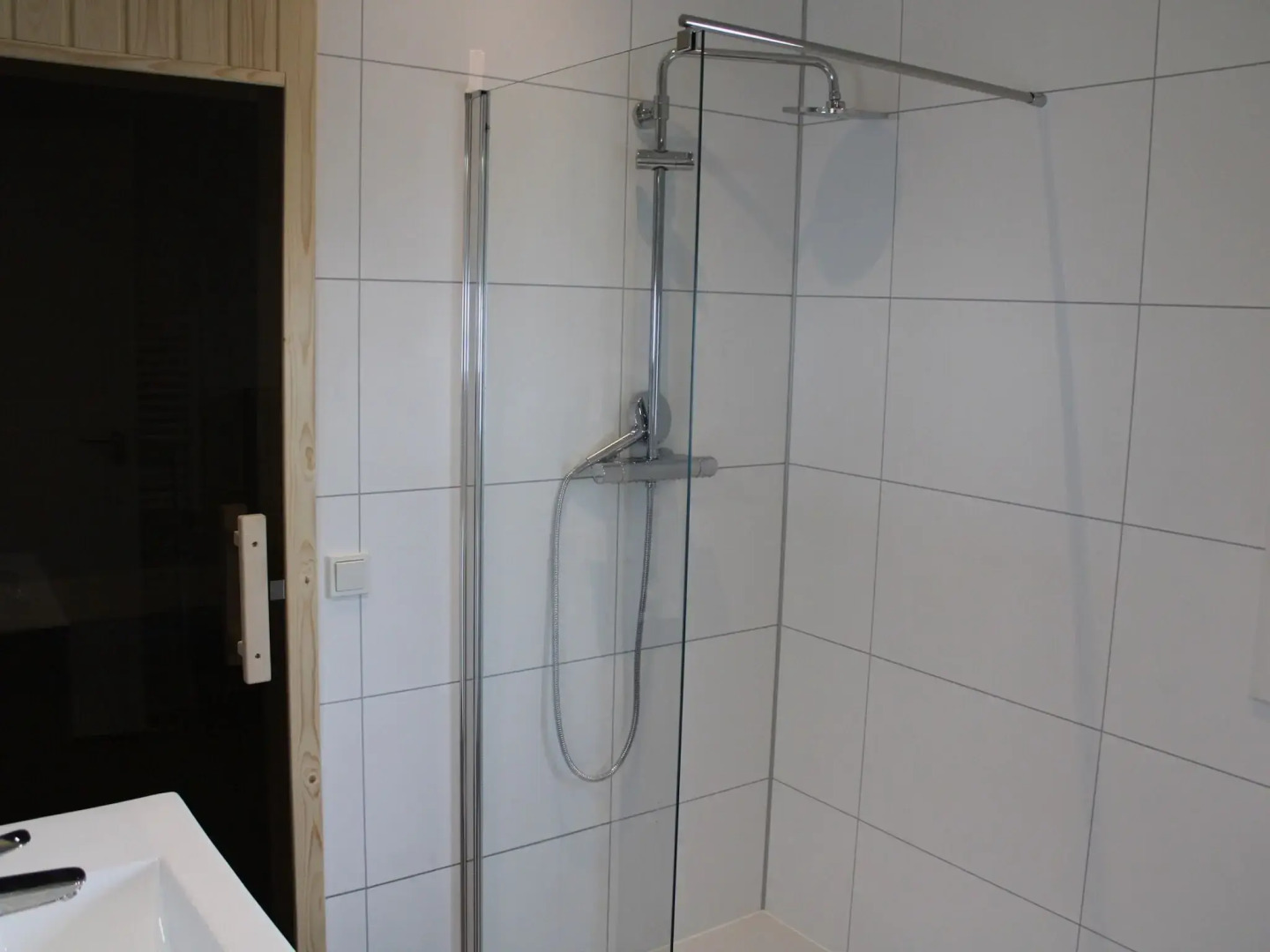 Wellness chalet with a sauna, in a holiday park directly on a recreational lake