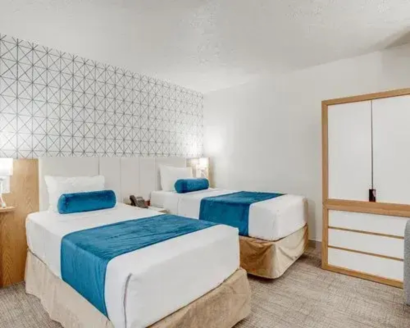 Split Rock Resort - 5 Nights, Lake Harmony, USA