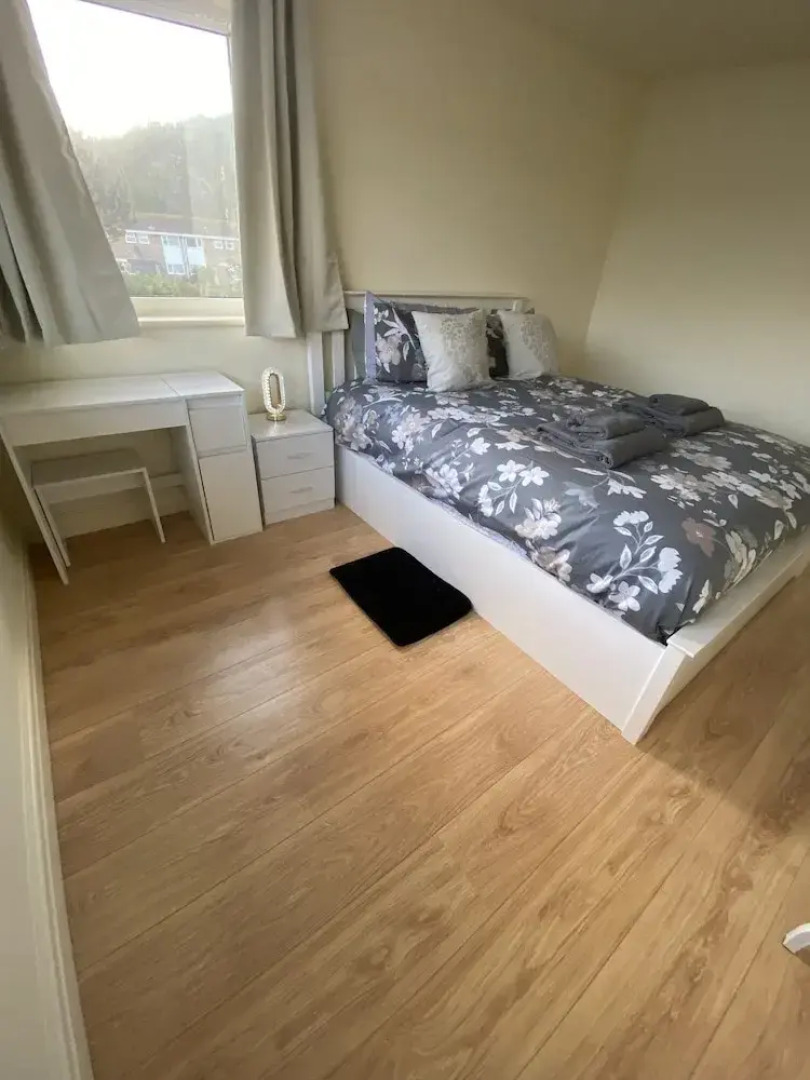 3 Bed House - Sleeps 6 - Garden - Parking - Wifi