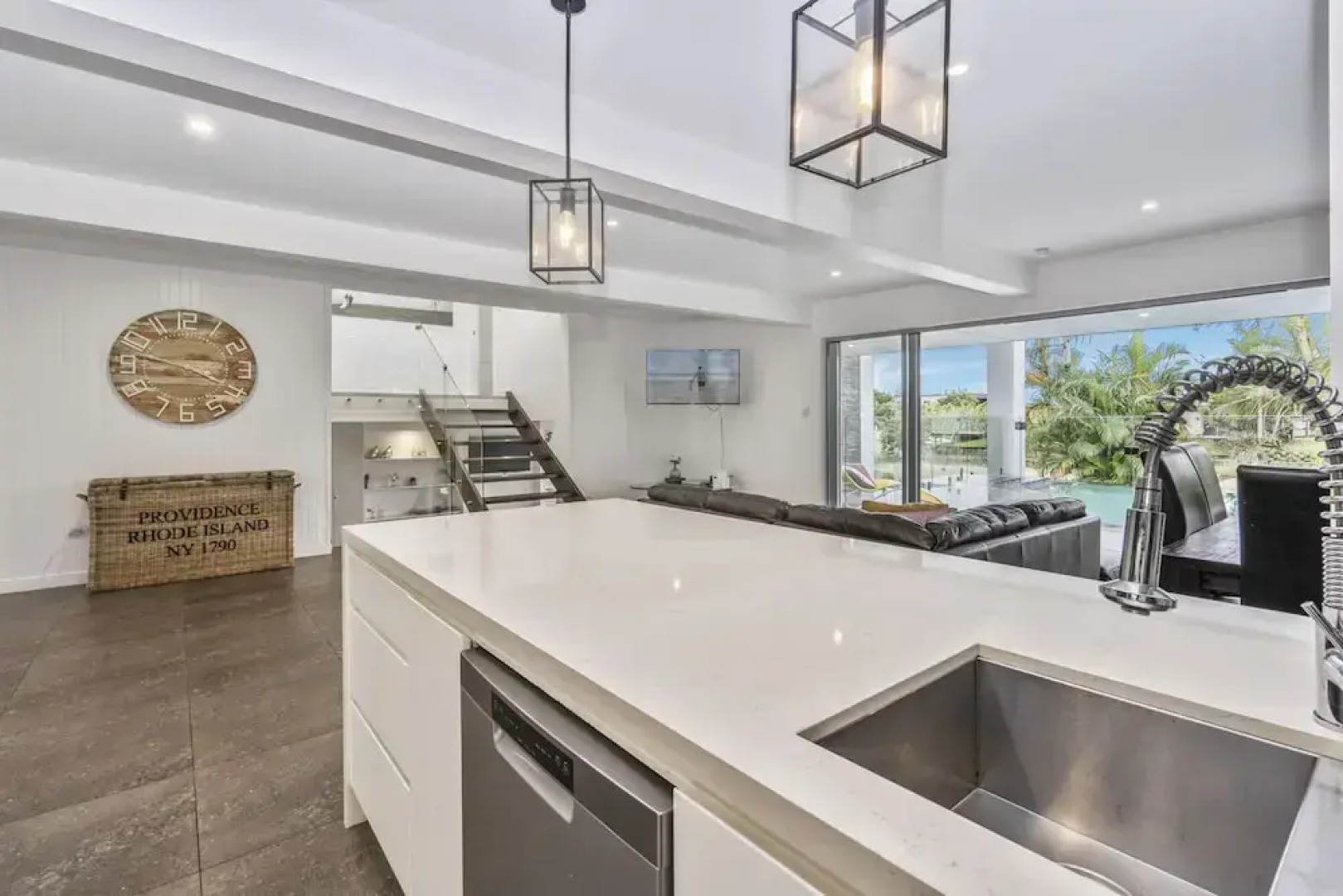 Essence House - 4 Bedroom Holiday Home