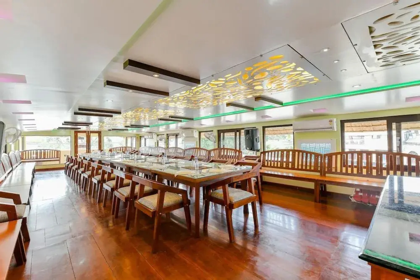 OYO 22759 Houseboat Luxury Smart Gold 6 BHK