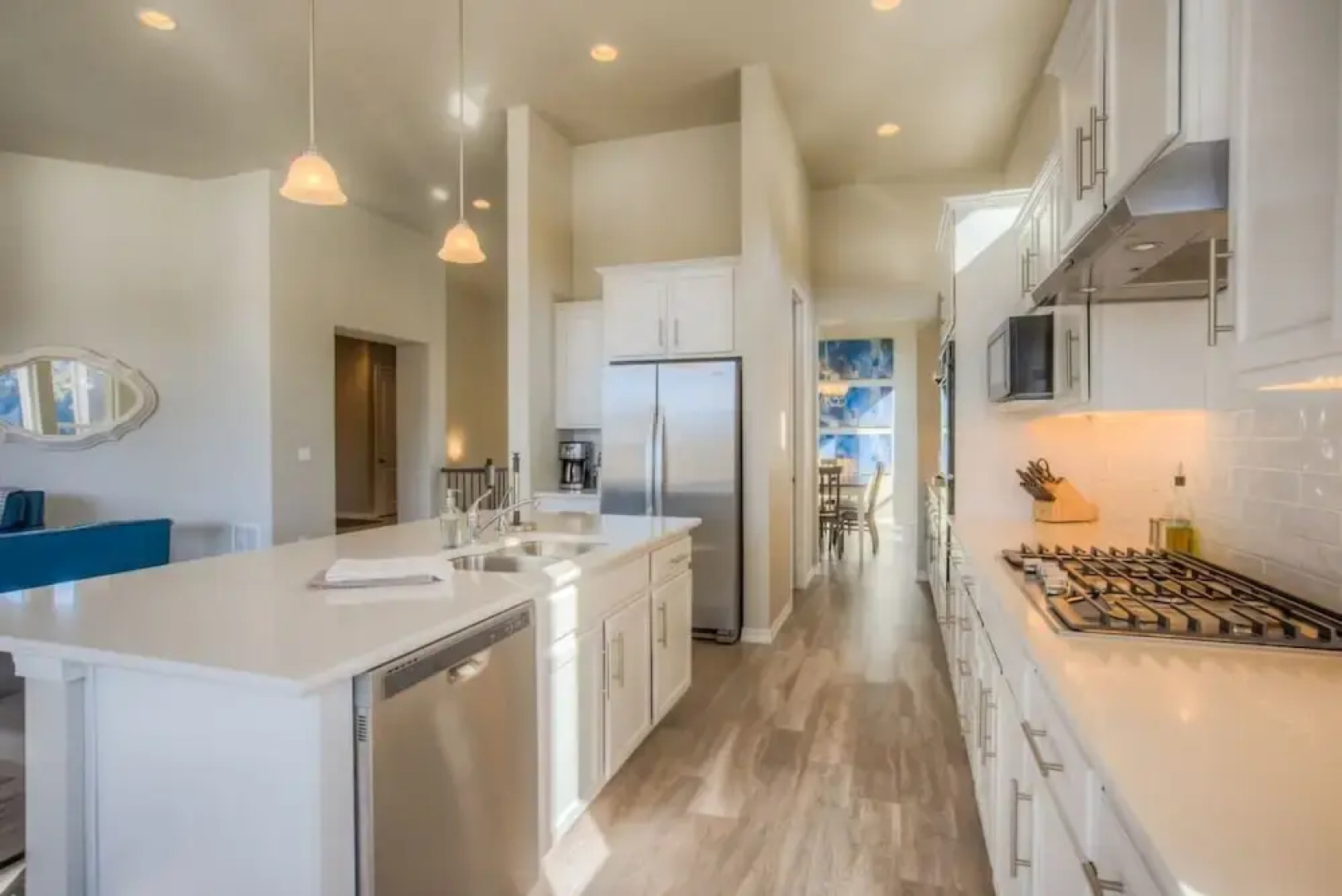 Lakeside Mountain Spectacular! Hot-tub-luxurious