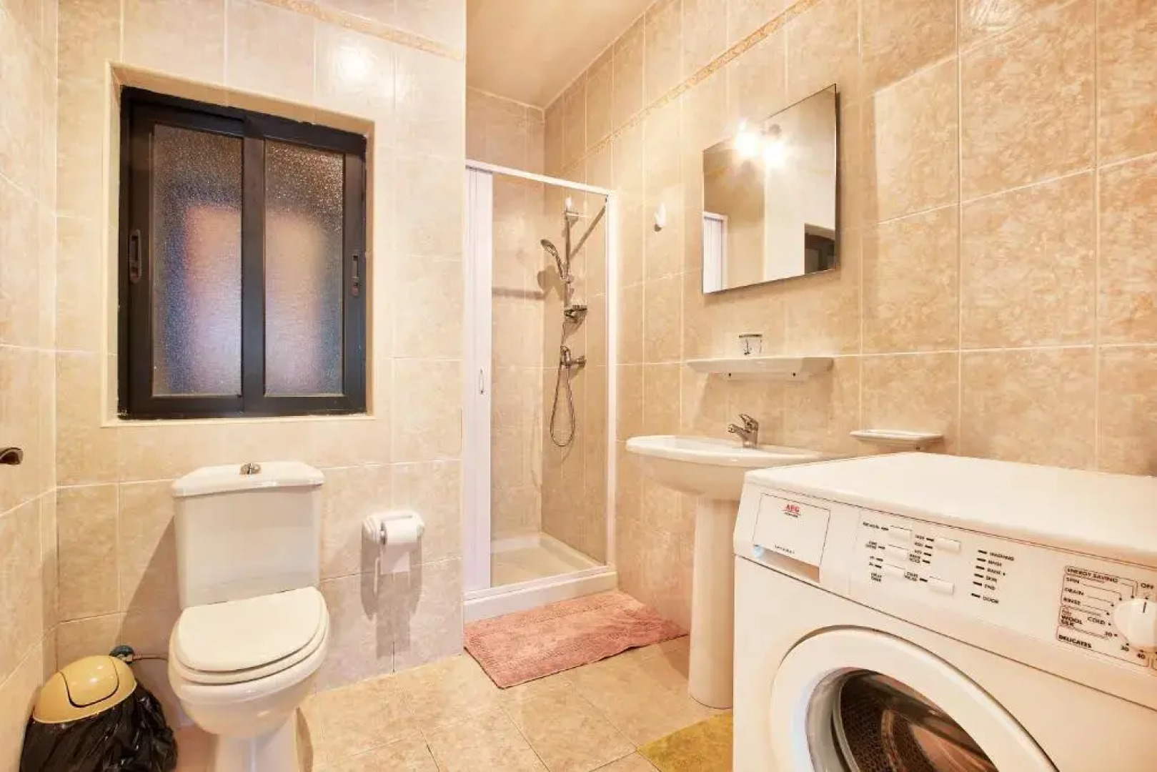 MS26 - Spacious Maisonette By The Sea