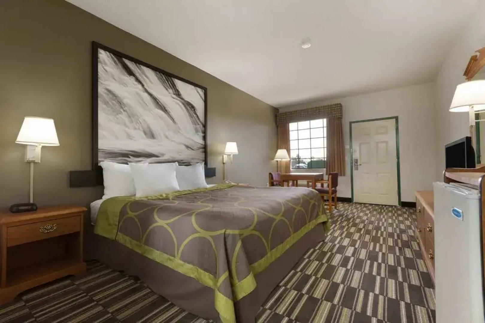 Super 8 Chatsworth / Dalton