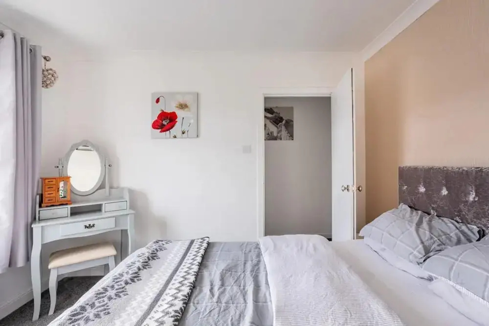 Captivating 2-bed House in Hamilton With Jacuzzi